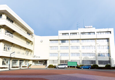 1. 1号館<br>事務室や研究室からなる事務棟と、主に短期大学幼児教育学科が使用する学生棟があります。