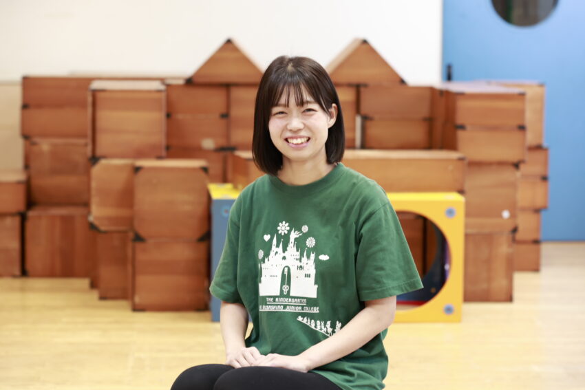 武蔵野短期大学附属幼稚園<br />
年少組担任<br />
新井日南さん（2024年3月卒業）
