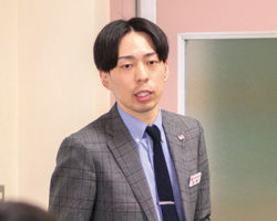英語科主任 H.T.先生